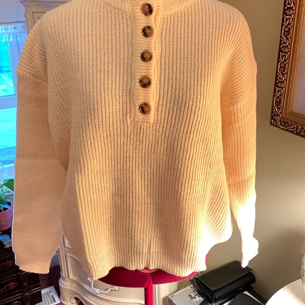 Nora Cora round neck sweater with button detail  NWT 🔴